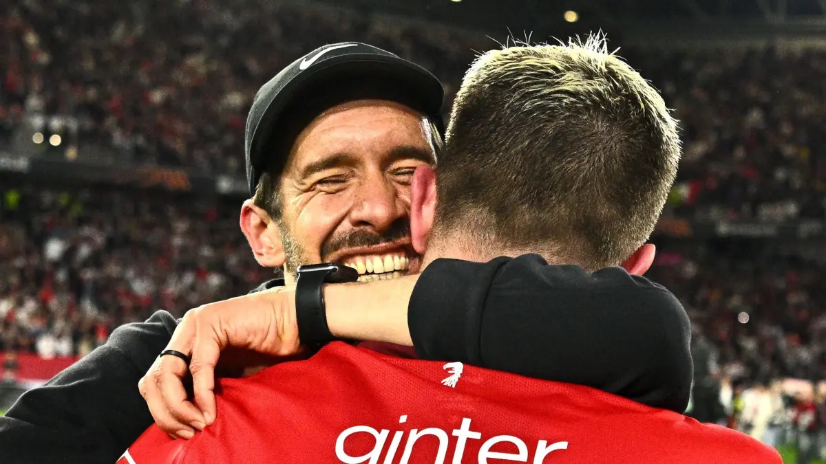 SC Freiburg - SC Braga: 07.05.2026, Baden-Württemberg, Freiburg im Breisgau: Fußball, Männer: Europa League, SC Freiburg - SC Braga, K.o.-Runde, Halbfinale, Rückspiele, Europa Park Stadion. Trainer Julian Schuster (l, SC Freiburg) und Matthias Ginter (SC Freiburg) feiern den Sieg und den Einzug ins Europa-League-Finale. Foto: Tom Weller/dpa +++ dpa-Bildfunk +++