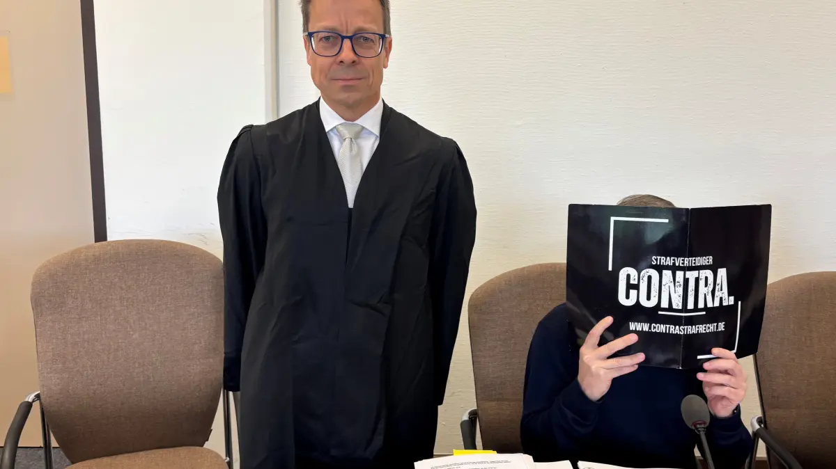 Prozess Achim Lippoth am Landgericht Köln, Verhandlung am 7. Mai 2026, Links im Bild Verteidiger Prof. Holm Putzke, rechts, hinter Kladde, Achim Lippoth.