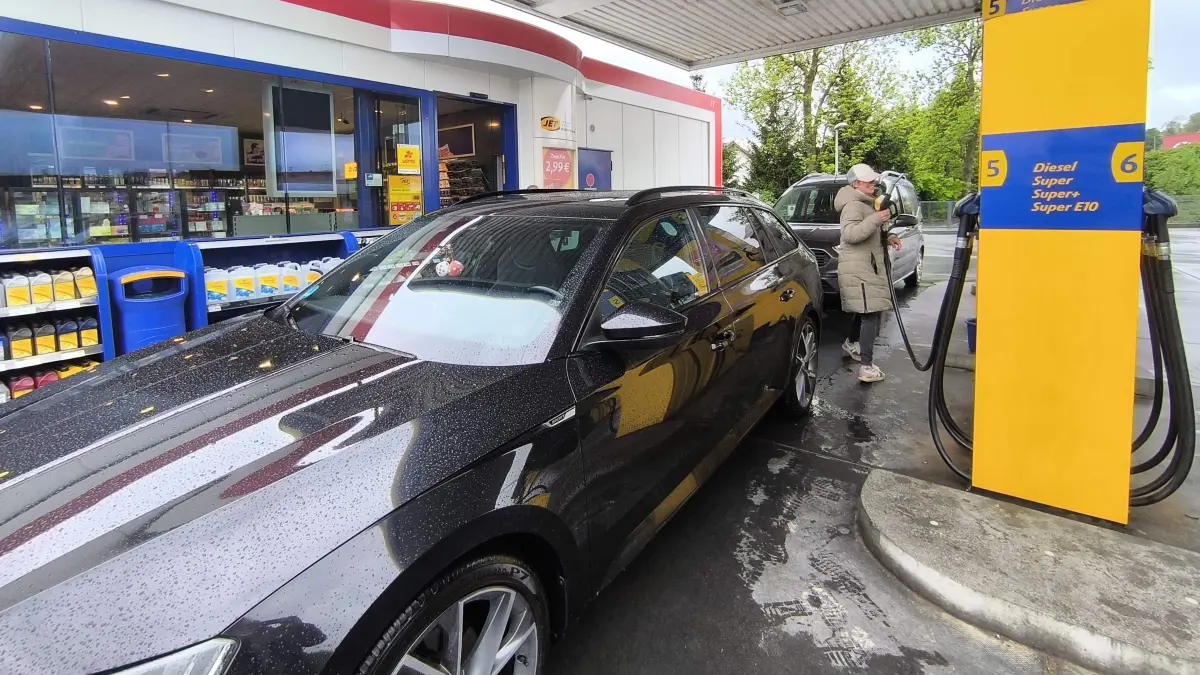 Die Passanten an der Erbacher Tankstelle waren über die Spritpreise enttäuscht. Der Liter Diesel kostet 2,01 Euro, E10 gibt es für 1,98.