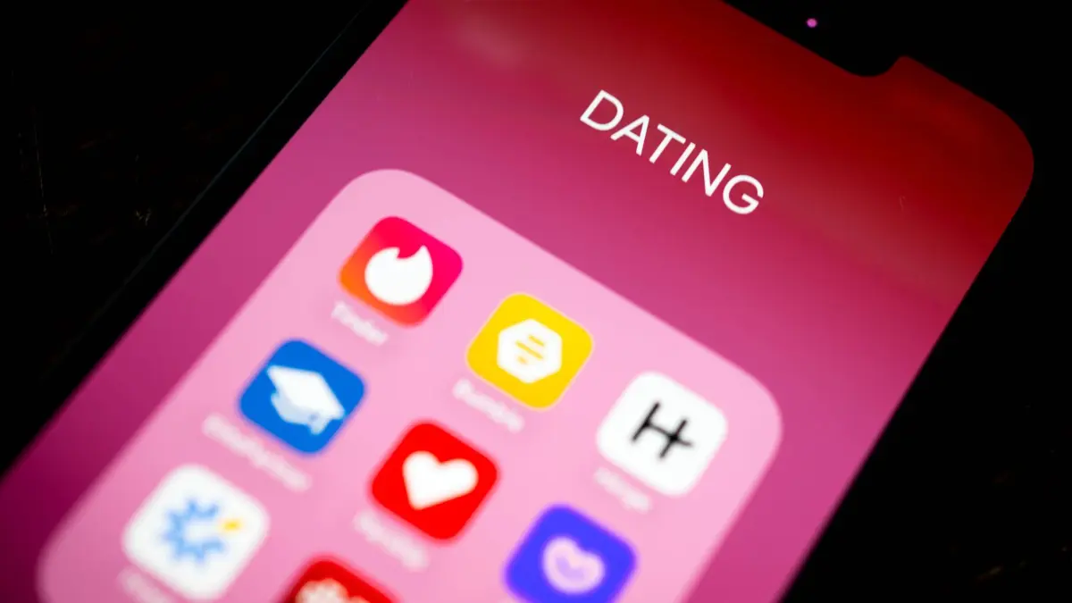 Dating Apps: ILLUSTRATION - 29.03.2023, Bremen: Dating Apps sind auf dem Display eines Smartphones zu sehen. (zu dpa: «Treffen über Dating-App endet in Prügelattacke») Foto: Sina Schuldt/dpa +++ dpa-Bildfunk +++