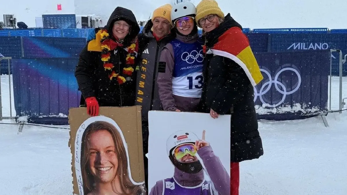 Die Ebinger Freestylerin Emma Weiß (die mit der 13) bei Olympia in Cortina und Mailand.