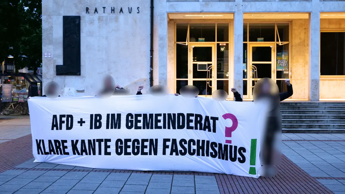 Das Antifaschistische Koordinationskollektiv Ulm (Akku) bezieht am Vorabend der konstituierenden Sitzung des neuen Neu-Ulmer Stadtrates, dem fünf AfDler angehören werden, Position gegen Rechts.