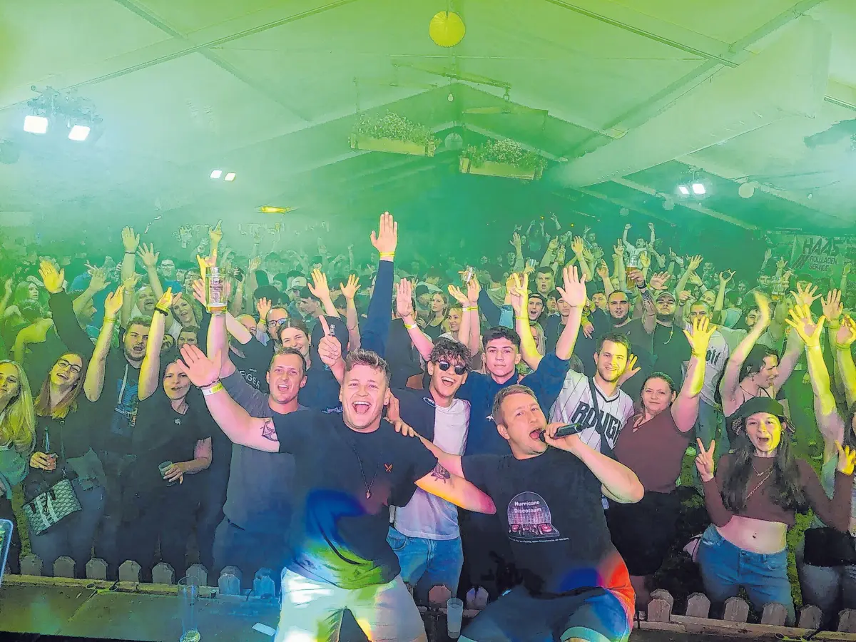 DJ Hurricane und DJ Amue sorgen am Samstagabend im Festzelt für Stimmung.⇥Fotos: privat