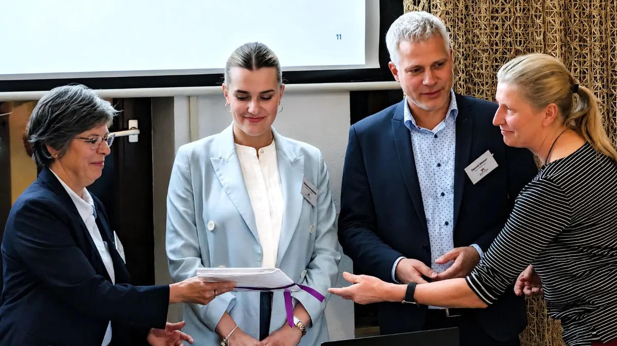 Übergabe Unterschriften im Ortschaftsrat Hirschau (von rechts): Blumenhändlerin Monika Hummel, Harald Böttiger, XXX YYY und Bettina Wöhrmann vom Regierungspräsidium Tübingen.