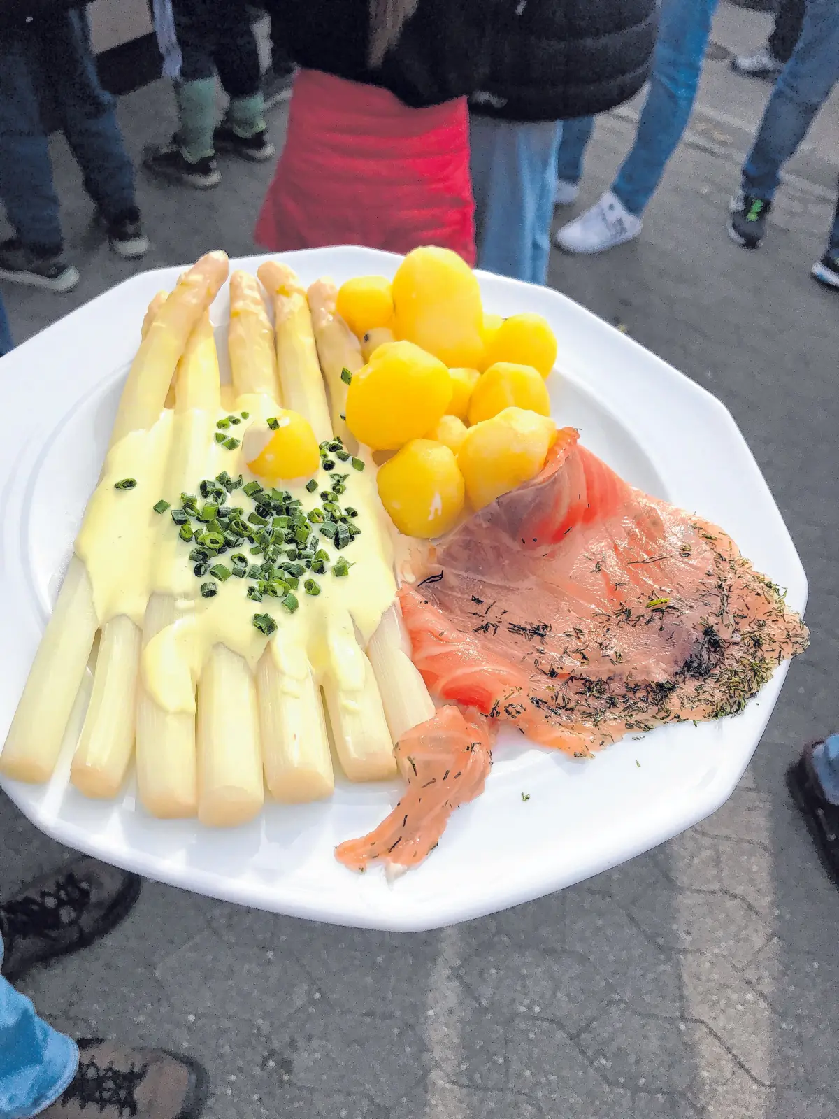 Gebeizter Lachs oder Schinken zu weißem Spargel – beides ein feiner Genuss.⇥Fotos: Veranstalter