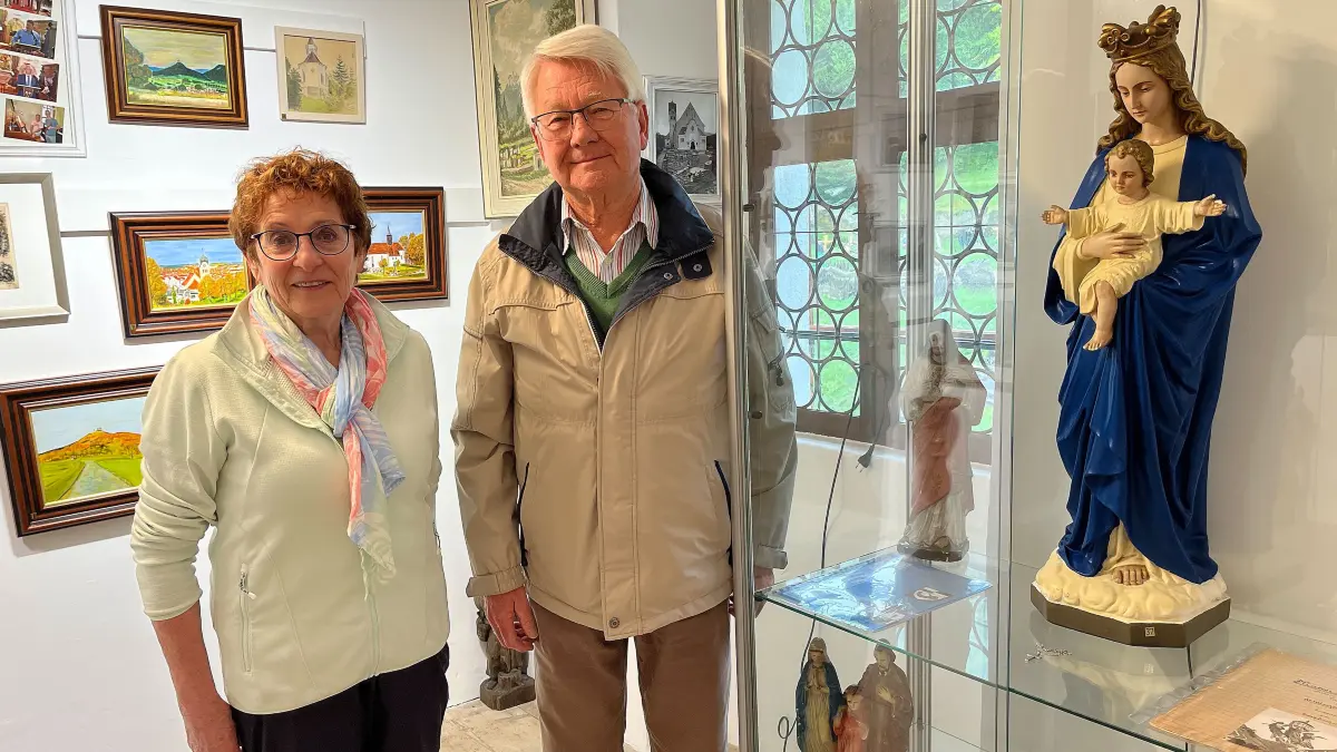 Vor die Mutter Gottes, in der Vitrine im Oratorium oberhalb der Sakristei, wird die Kreuz-Schenkung von Ursula Staib ihren Platz bekommen. Darüber freut sich Peter Beck sehr.
