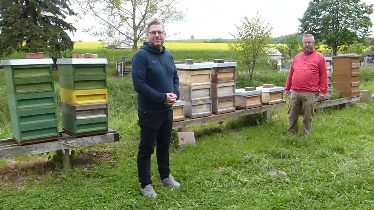 Michael Zubke (links) und Thomas Klingler vor Bienenstöcken auf dem Vereinsgelände der Bienenfreunde Haigerloch. Sie warnen vor der Asiatischen Hornisse