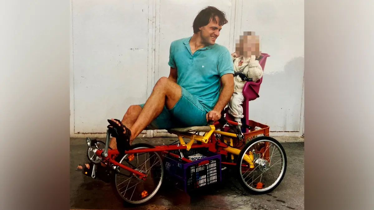 Der Grünen-Abgeordnete Thomas Poreski mit einem von ihm entwickelten Dreirad. Das Bild stammt aus dem Jahr 2008.