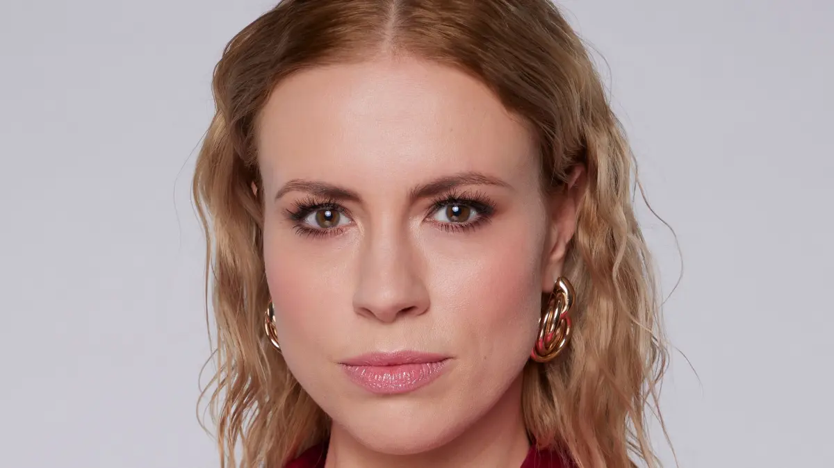 Zoe (Lara Dandelion Seibert) ist tot. Ihr Mann Carlos muss die Beerdigung organisieren.