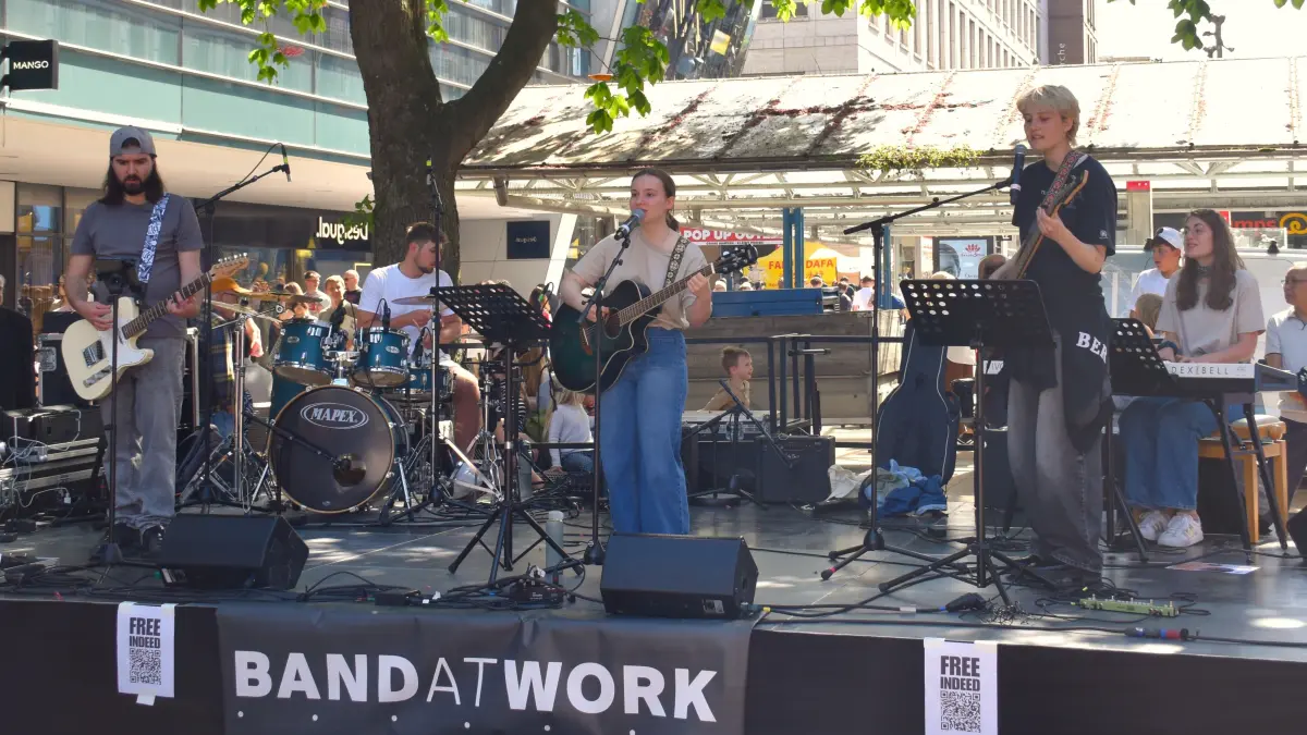 Ein besonderer Auftritt für die Band „Free Indeed“ aus Dürrenmettstetten: Beim European Gospel Festival trat die Gruppe in Stuttgart auf der Königstraße auf.