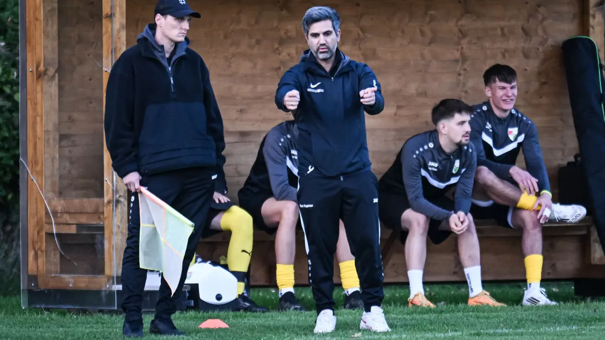 Trainer Ümit Dagistan (Mitte) steckt mit der SG Felldorf-Bierlingen im Abstiegskampf.