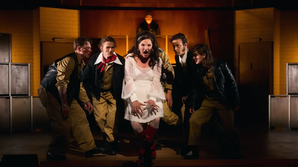 Schräge Gestalten unter sich: Felix Jordan (Hakenfingerjakob), Simon Löcker (Sägerobert), Josephine Köhler (Polly Peachum), Gábor Biedermann (Trauerweidenwalter) Mina Pecik (Ede), im Hintergrund: Marcel Heuperman (Macheath).