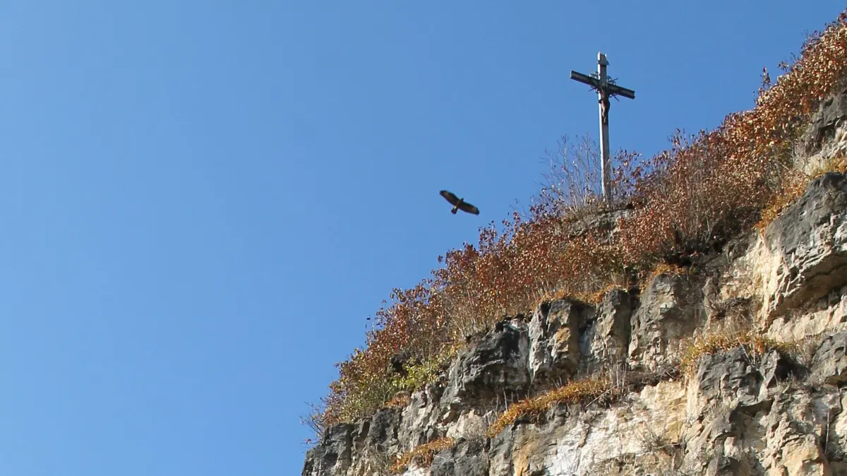 (ohne Überschrift): Vorsicht: Dieses Foto ist möglicherweise nur für den einstigen Verlag Schwäbisches Tagblatt verwendbar. Rottenburg, Felssporn mit Kreuz an der Remmingsheimer Steige. 2015-10-26, Bild: Fleischer