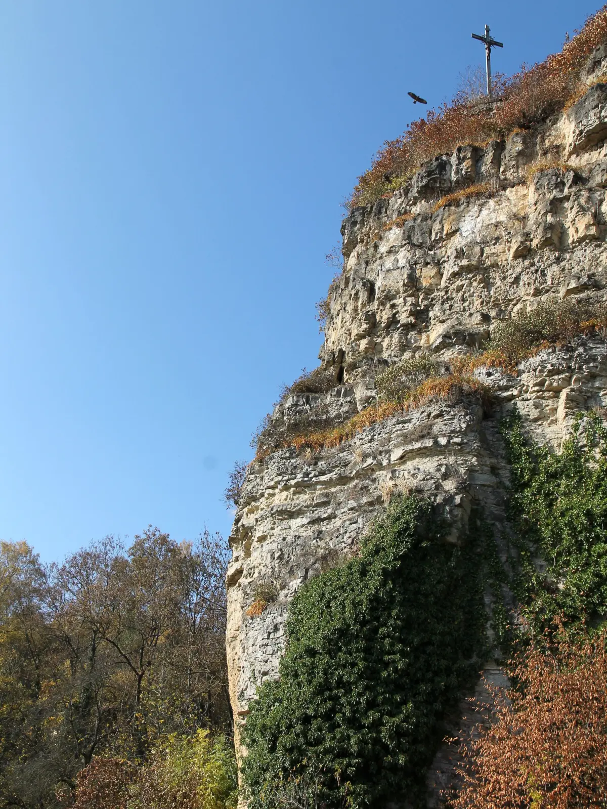 (ohne Überschrift): Vorsicht: Dieses Foto ist möglicherweise nur für den einstigen Verlag Schwäbisches Tagblatt verwendbar. Rottenburg, Felssporn mit Kreuz an der Remmingsheimer Steige. 2015-10-26, Bild: Fleischer