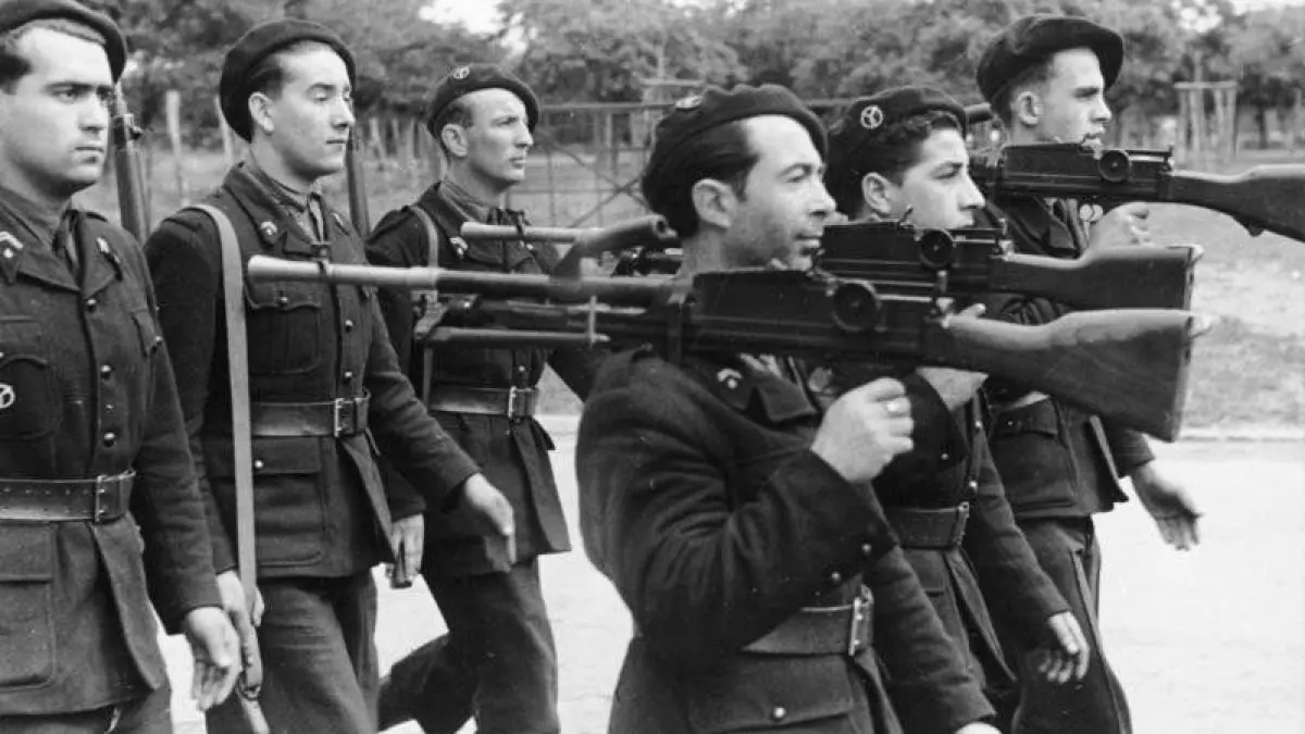 Die Milice Francaise bei einer Parade. Als die Allierten Frankreich zurückeroberten, mussten die Kollaborateure fliehen - und kamen nach Ulm.
