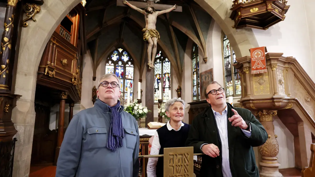 Mit fast schon heiligem Ernst bewunderte Hape Kerkeling (links) die Langenburger Stadtkirche – insgesamt ging’s aber sehr vergnüglich zu, wofür Fürst Philipp zu Hohenlohe-Langenburg und insbesondere Heide Ruopp sorgten.