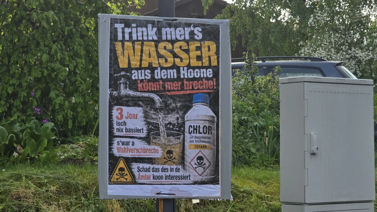Am Ortseingang von Orlach prangert ein Schild mit den Worten "Trink mer's Wasser aus dem Hoone, könnt mer breche!" Der Frust bezieht sich auf die seit über drei Jahre andauernde Verkeimung des Trinkwassers im Braunsbacher Ortsteil.