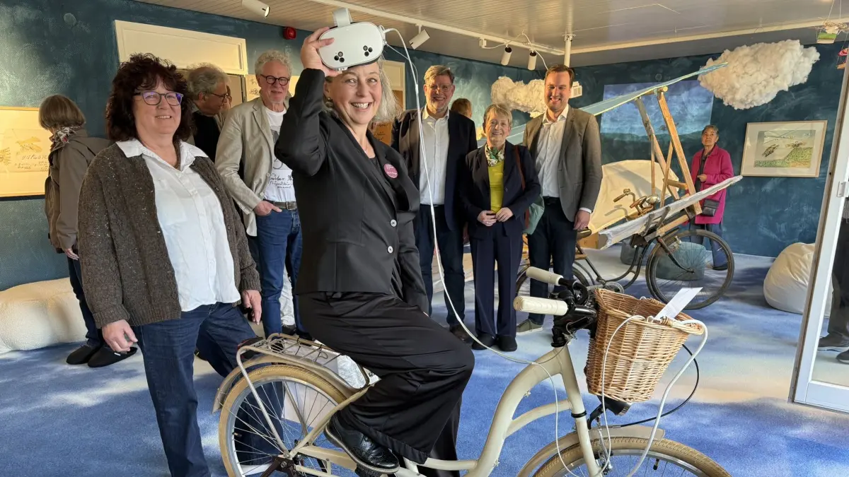 Sarah Boger, auf dem Fahrrad sitzend, ist das Herzstück des Living Museum Alb. Sie und Stefan Hartmaier (hinter ihr links) warens, welche die Idee zur gelungenen Ausstellung hatten.