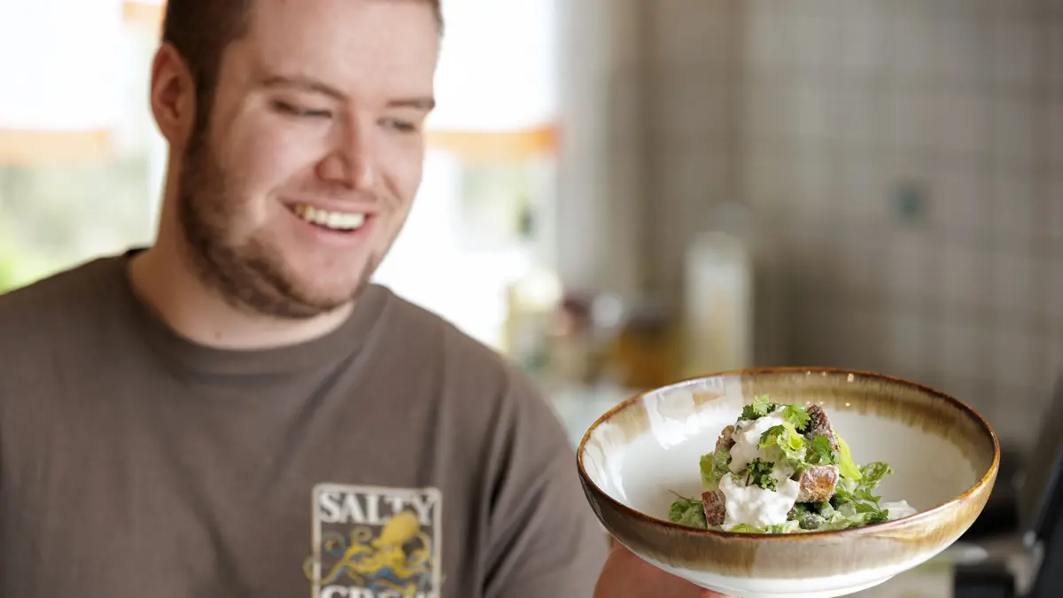 Der Koch Dennis Straubmüller aus Böhmenkirch zaubert in seiner Küche köstliche Gerichte für die Leser der Geislinger Zeitung. Rezept 3: Grüner Brotsalat mit Spargel und Burrata.