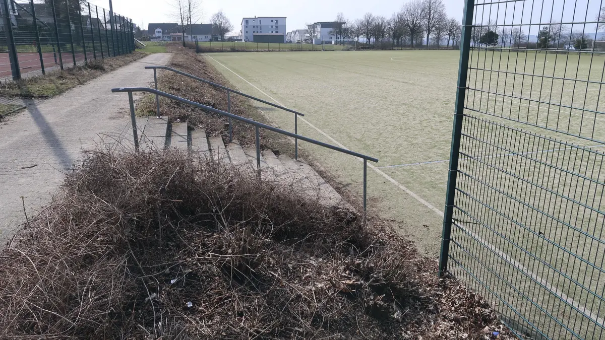 Böhmenkirch - Im Rahmen der Sanierung des Kuntrasenfeldes an der Alb-Sporthalle wird die Böschung hinter der Treppe auf eine Länge von rund 20 Metern aufgeschüttet, um eine ebene Fläche für eine geplante „Grillhüte“ zu erhalten. Im hinteren Bereich entsteht eine zweireihige Stehtribüne. Außerdem wird die Böschung abgegraben, um neben dem Spielfeld Stellflächen für mobile Tore zu schaffen.