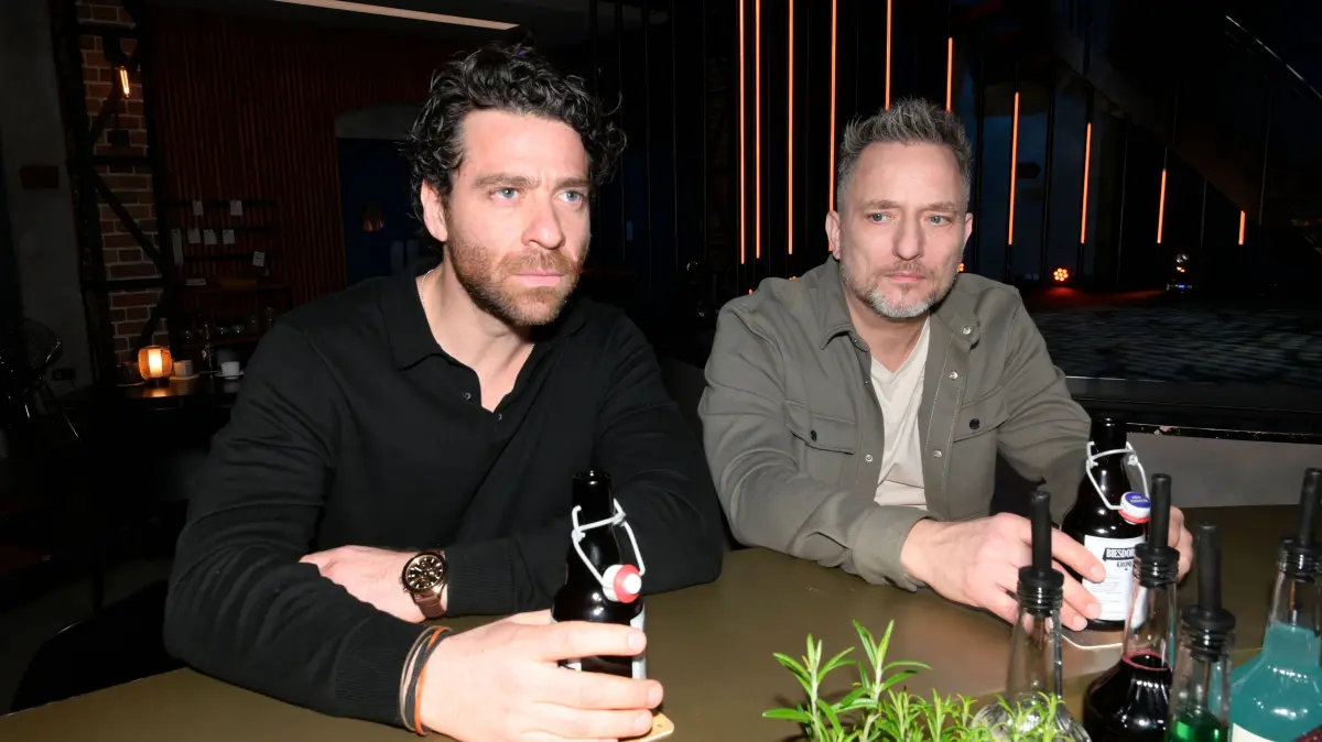 Carlos (Patrick Fernandez) ist froh, dass Michi (Lars Pape) ihn unterstützt.