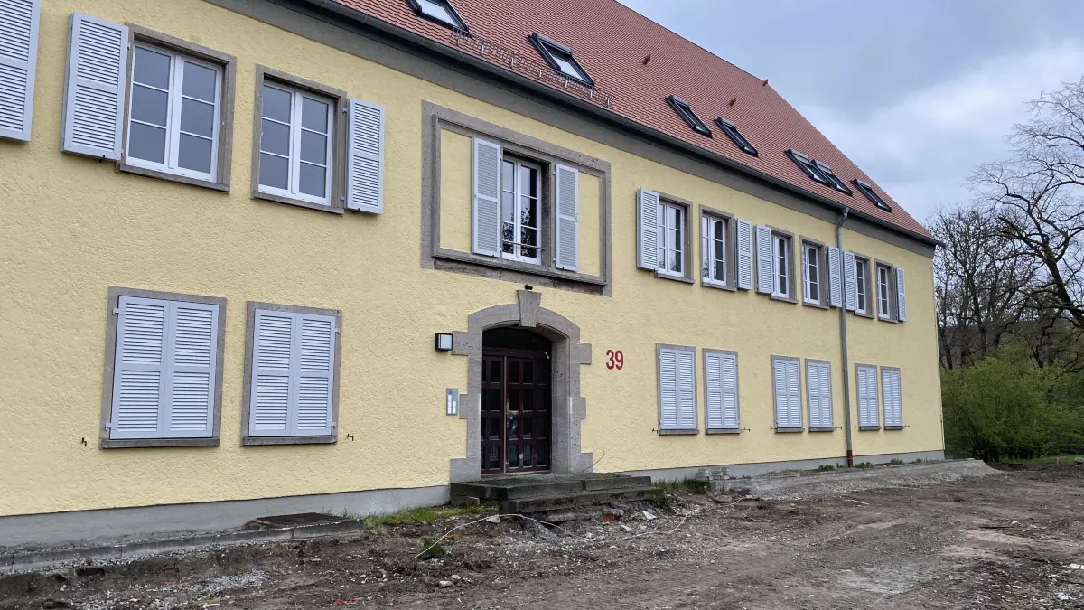 Das Gebäude in der Burgbergstraße 39, das bei einem Brand schwer beschädigt wurde, ist jetzt wieder saniert und fast schon bezugsfertig. Lediglich die Außenanlagen und einige Restarbeiten stehen noch aus.