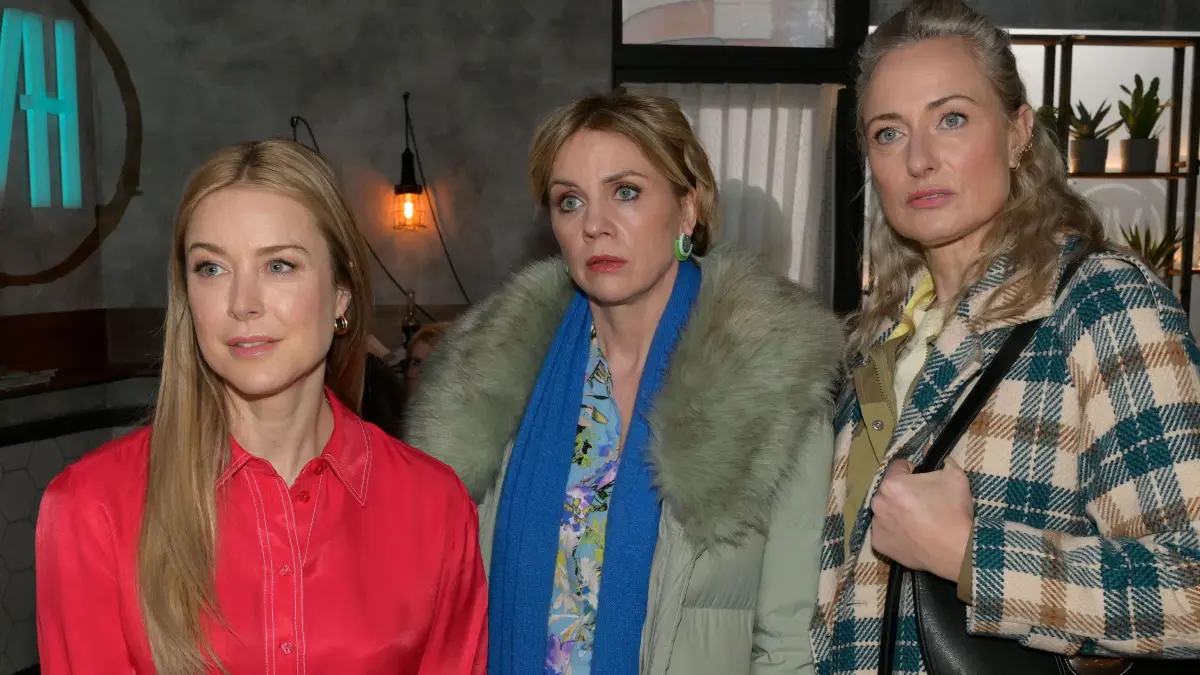Jessica (Nina Ensmann, l.), Yvonne (Gisa Zach, M.) und Maren (Eva Mona Rodekirchen)