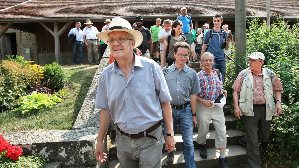 Baden-Württembergs Ministerpräsident Winfried Kretschmann besucht den Landkreis Schwäbisch Hall. Der Politiker ist bei mehreren Firmen zu Gast und lädt abends zu einem Bürgerempfang ins Freilandmuseum Wackershofen. Dort entstand auch dieses Bild, als Kretschmann 2015 den Kreis bereiste.