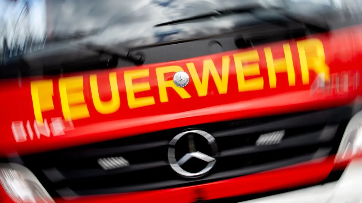 Feuerweh: ARCHIV - 24.03.2023, Niedersachsen, Bad Zwischenahn: Ein Einsatzfahrzeug der Feuerwehr (zu dpa: «Vier Verletzte nach Brand in Autowerkstatt») Foto: Hauke-Christian Dittrich/dpa +++ dpa-Bildfunk +++