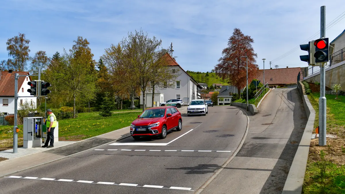 Diese Autofahrer sind mit die ersten, die an der neuen Fußgängerampel „Appentalstraße“ in Unterdigisheim anhalten müssen.