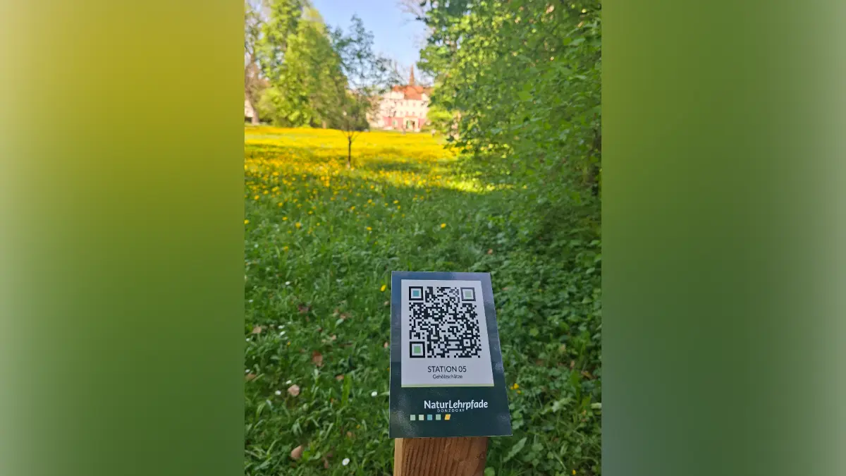 Über QR-Codes kann man sich die Informationen direkt aufs Handy holen.