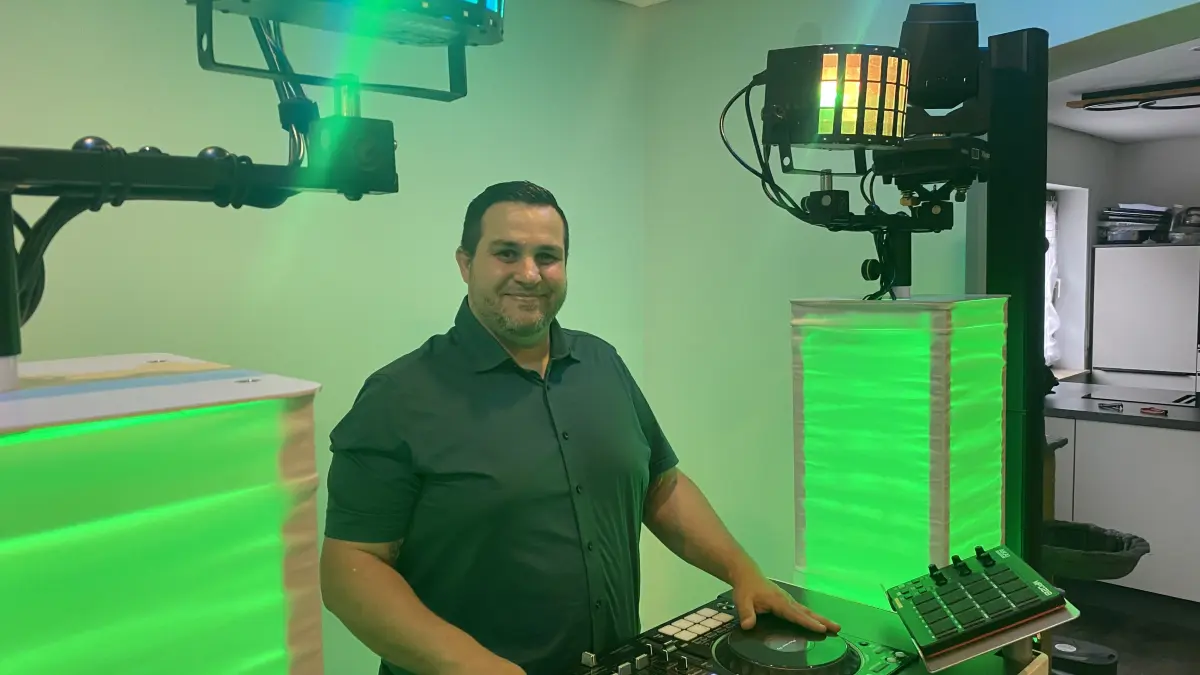 DJ Matthias Leichtle mit seiner Licht- und Tonanlage. Demnächst treffe eine neue ein, sagt er, größer und in weiß - "das wirkt edler."