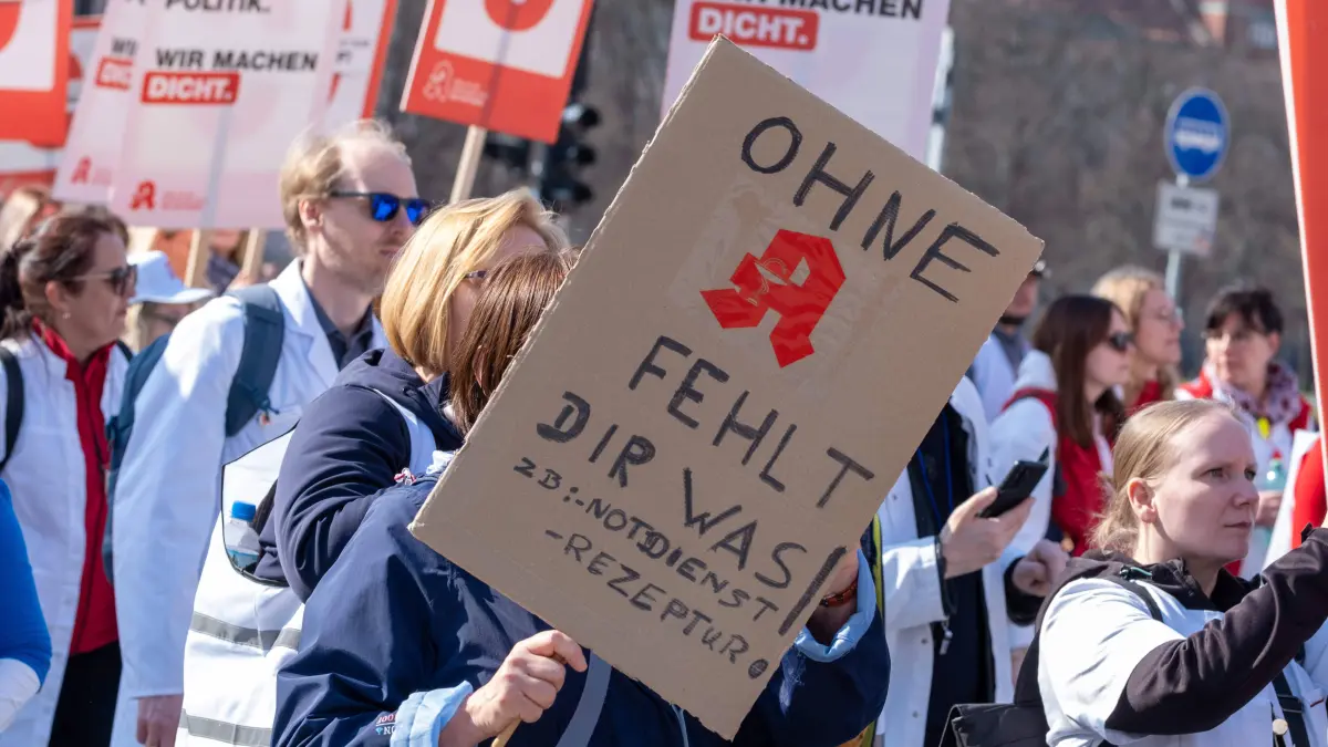 Apotheken-Protest in Berlin und Brandenburg: Unter dem Motto Uns gibt s nicht zum Niulltarif protestieren in Berliner mehrere tausend Apotheker. Die Apotheken fordern höhere Honorare und befürchten ein unzureichenden Medikamentenversorgung, wenn die derzeitige Schließungswelle weiter anhält. / Under the slogan We won t work for free, several thousand pharmacists are protesting in Berlin. The pharmacies are demanding higher fees and fear that the supply of medications will be insufficient if the current wave of closures continues. Apotheken-Protest in Berlin und Brandenburg *** Under the slogan We wont work for free, several thousand pharmacists are protesting in Berlin The pharmacies are demanding higher fees and fear that the supply of medications will be insufficient if the curr sp2026032121692.jpg