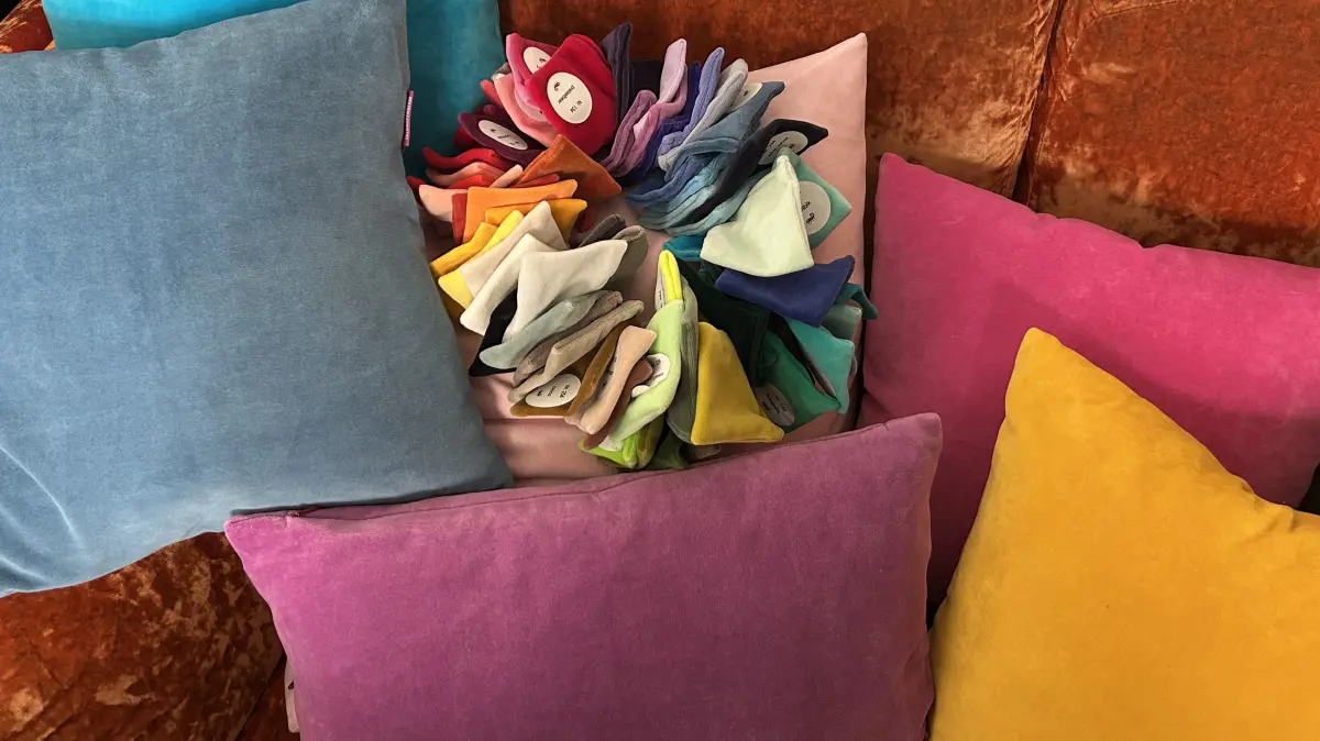 Samtig bunt sind die hochwertigen Kissen von Farbenfreunde.