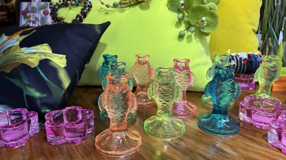 Buntes Glas wartet auf Sonnenstrahlen, um kräftig leuchten zu können.