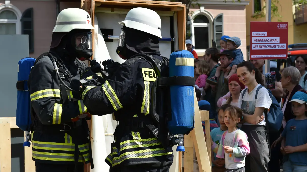 Wie funktioniert eigentlich eine Atemmaske? Bei der Feuerwehr Tübingen gibt es am Sonntag viel zu erfahren.