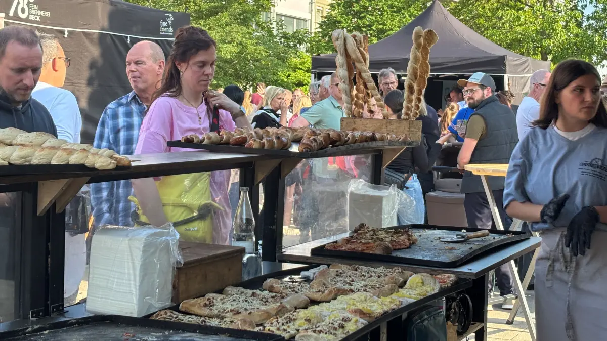 Endliche wieder ins Wochenende mit Essen und Trinken in spannender Auswahl.! Holzofenspezialitäten sind ein absoluter Renner beim Tischlein-deck-Dich-Markt.