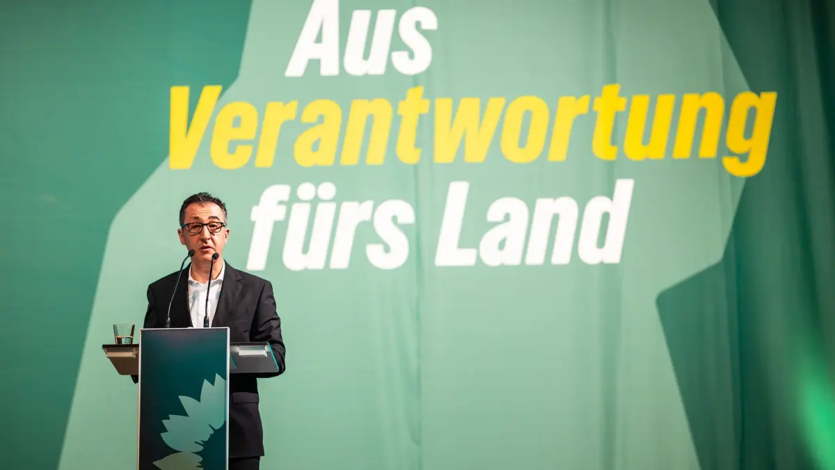 Landesdelegiertenkonferenz der Grünen: 09.05.2026, Baden-Württemberg, Stuttgart: Der designierte Ministerpräsident von Baden-Württemberg, Cem Özdemir (Bündis 90/Die Grünen), spricht bei der außerordentlichen Landesdelegiertenkonferenz der Grünen zu Parteimitgliedern. (zu dpa: ««Schmerzhafte Kompromisse»: Özdemir wirbt für Koalition») Foto: Christoph Schmidt/dpa +++ dpa-Bildfunk +++