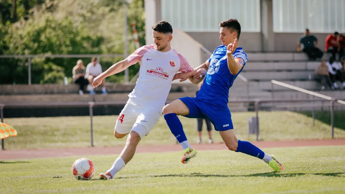 Fußball, Landesliga: Das waren die Spiele am Wochenende Foto: Türkspor Neu-Ulm gegen Laupheim, Türkspor kann vorzeitig Meister werden, *dann Aufmacher mit Jubel-Optik (nicht "Meisterbild")*