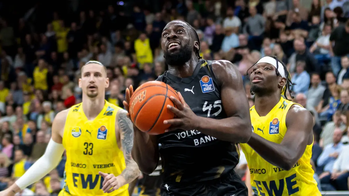 EWE Baskets Oldenburg vs. Basketball Löwen Braunschweig: Oldenburg, Niedersachsen, DEU, 08.05.2026, Oluwasimisola Shittu Mitte, Basketball Löwen Braunschweig, Brian Fobbs rechts, EWE Baskets Oldenburg und Tomislav Zubcic links, EWE Baskets Oldenburg. EWE Baskets Oldenburg vs. Basketball Löwen Braunschweig. Basketball. 1. Basketball-Bundesliga Saison 2025 / 2026, 33. Spieltag, Grosse EWE Arena. EWE Baskets Oldenburg vs. Basketball Löwen Braunschweig *** Oldenburg, Lower Saxony, DEU, 08 05 2026, Oluwasimisola Shittu center, Basketball Lions Braunschweig , Brian Fobbs right, EWE Baskets Oldenburg and Tomislav Zubcic left, EWE Baskets Oldenburg EWE Baskets Oldenburg vs Basketball Lions Braunschweig Basketball 1 Basketball Bundesliga Season 2025 2026, 33 Matchday, Grosse EWE Arena EWE Baskets Oldenburg vs Basketball Lions Braunschweig