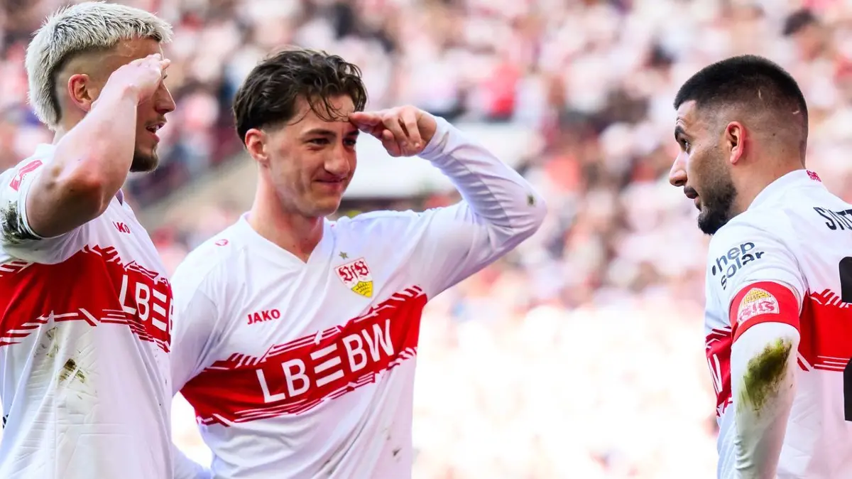 VfB Stuttgart - Bayer 04 Leverkusen: 09.05.2026, Baden-Württemberg, Stuttgart: Fußball, Männer, Bundesliga, VfB Stuttgart - Bayer 04 Leverkusen, 33. Spieltag, MHPArena. Deniz Undav (r, VfB Stuttgart) jubelt nach seinem Tor zum 3:1 mit Ermedin Demirovic (l, VfB Stuttgart) und Angelo Stiller (M, VfB Stuttgart). Foto: Tom Weller/dpa - WICHTIGER HINWEIS: Gemäß den Vorgaben der DFL Deutsche Fußball Liga bzw. des DFB Deutscher Fußball-Bund ist es untersagt, in dem Stadion und/oder vom Spiel angefertigte Fotoaufnahmen in Form von Sequenzbildern und/oder videoähnlichen Fotostrecken zu verwerten bzw. verwerten zu lassen. +++ dpa-Bildfunk +++