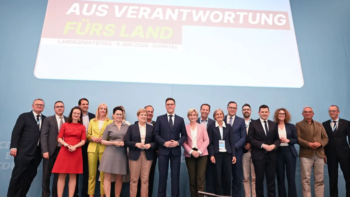 CDU Baden-Württemberg will Koalitionsvertrag beschließen: 09.05.2026, Baden-Württemberg, Korntal-Münchingen: Manuel Hagel (M), Landesvorsitzender der CDU Baden-Württemberg, steht beim Landesparteitag der CDU Baden-Württemberg, auf dem Podium mit den Mitliedern der neuen Landesregiegung in der Koalition von Bündnis/90 die Grünen und der CDU. Foto: Bernd Weißbrod/dpa +++ dpa-Bildfunk +++
