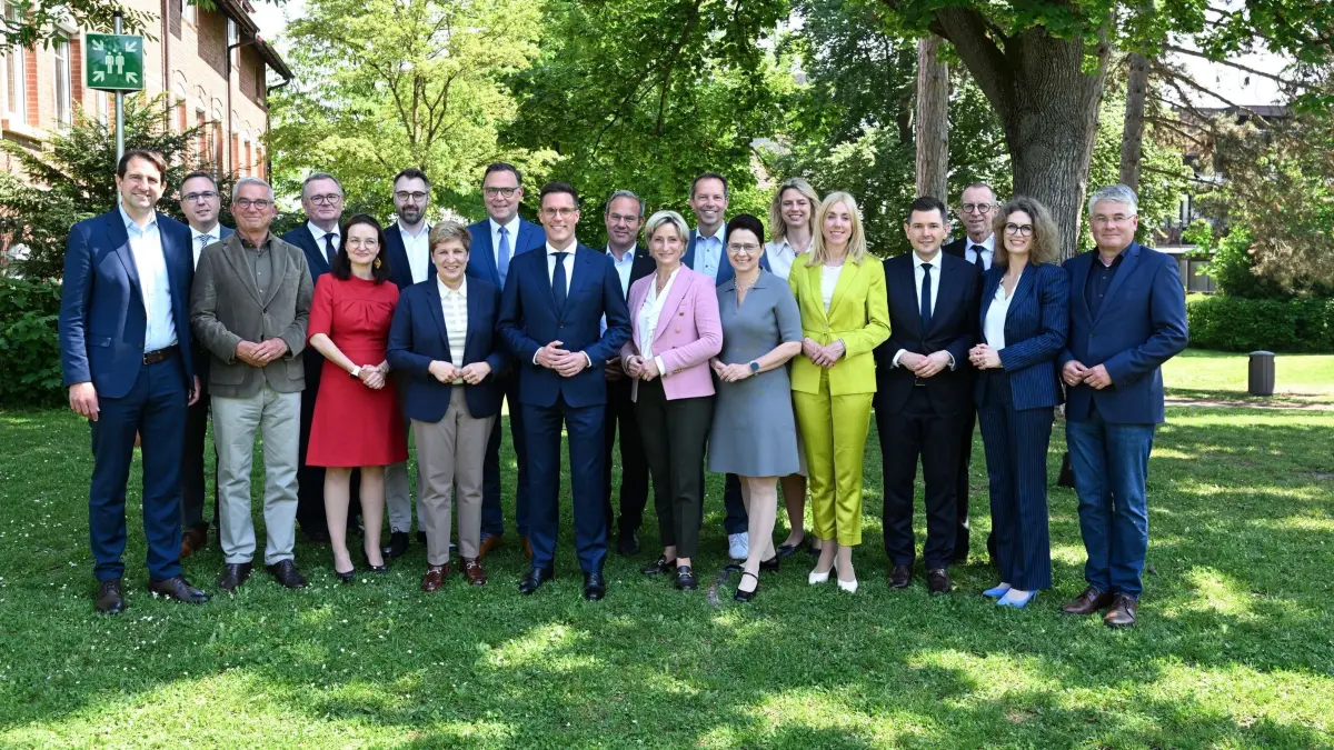 CDU Baden-Württemberg will Koalitionsvertrag beschließen: 09.05.2026, Baden-Württemberg, Korntal-Münchingen: Manuel Hagel (M), Landesvorsitzender der CDU Baden-Württemberg, steht beim Landesparteitag der CDU Baden-Württemberg, vor der Versammlungshalle mit den CDU-Mitliedern der neuen Landesregiegung von Baden-Württemberg zusammen. Foto: Bernd Weißbrod/dpa +++ dpa-Bildfunk +++