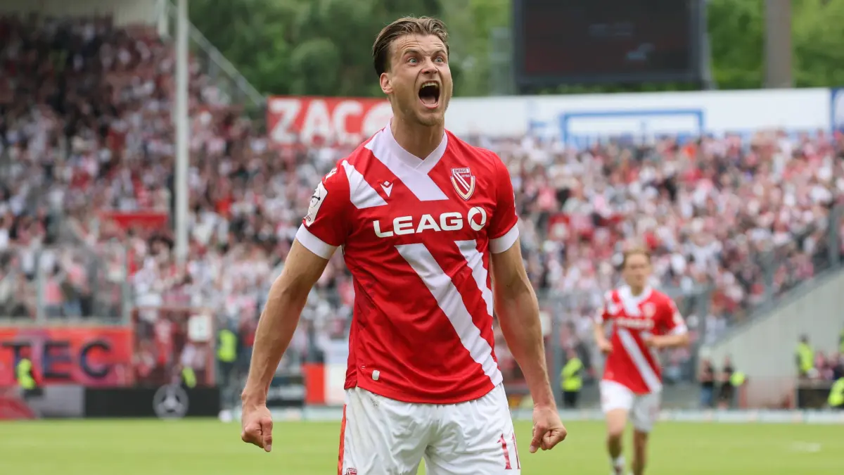 Fussball 3. Liga 2025/2026 FC Energie Cottbus - SV Wehen Wiesbaden: 11 Moritz Hannemann Energie Cottbus bejubelt seinen Treffer zum 1-1 Fussball 3. Liga 2025/2026 FC Energie Cottbus - SV Wehen Wiesbaden *** 11 Moritz Hannemann Energie Cottbus celebrates his goal for 1 1 Football 3 Liga 2025 2026 FC Energie Cottbus SV Wehen Wiesbaden