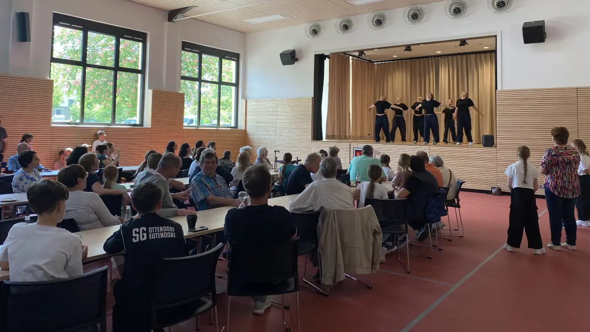 Nach Sanierung: Tag der offenen Tür in der Turn- und Festhalle in Ottendorf am 9.5.2026; Begrüßung, Führung durch die Halle und Programm auf der Bühne.