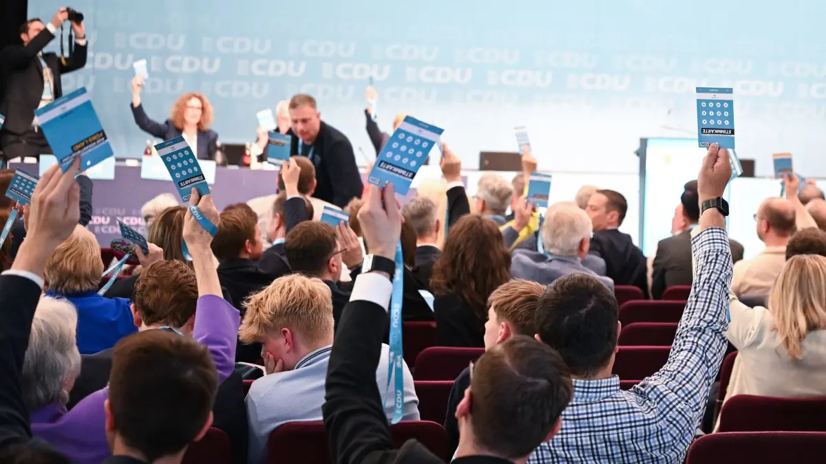 CDU Baden-Württemberg will Koalitionsvertrag beschließen: 09.05.2026, Baden-Württemberg, Korntal-Münchingen: Delegierte der CDU Baden-Württemberg stimmen beim Landesperteitag dem Koalitionsvertrag für eine Landesregierung mit Bündnis 90/Die Grünen zu. Foto: Bernd Weißbrod/dpa +++ dpa-Bildfunk +++