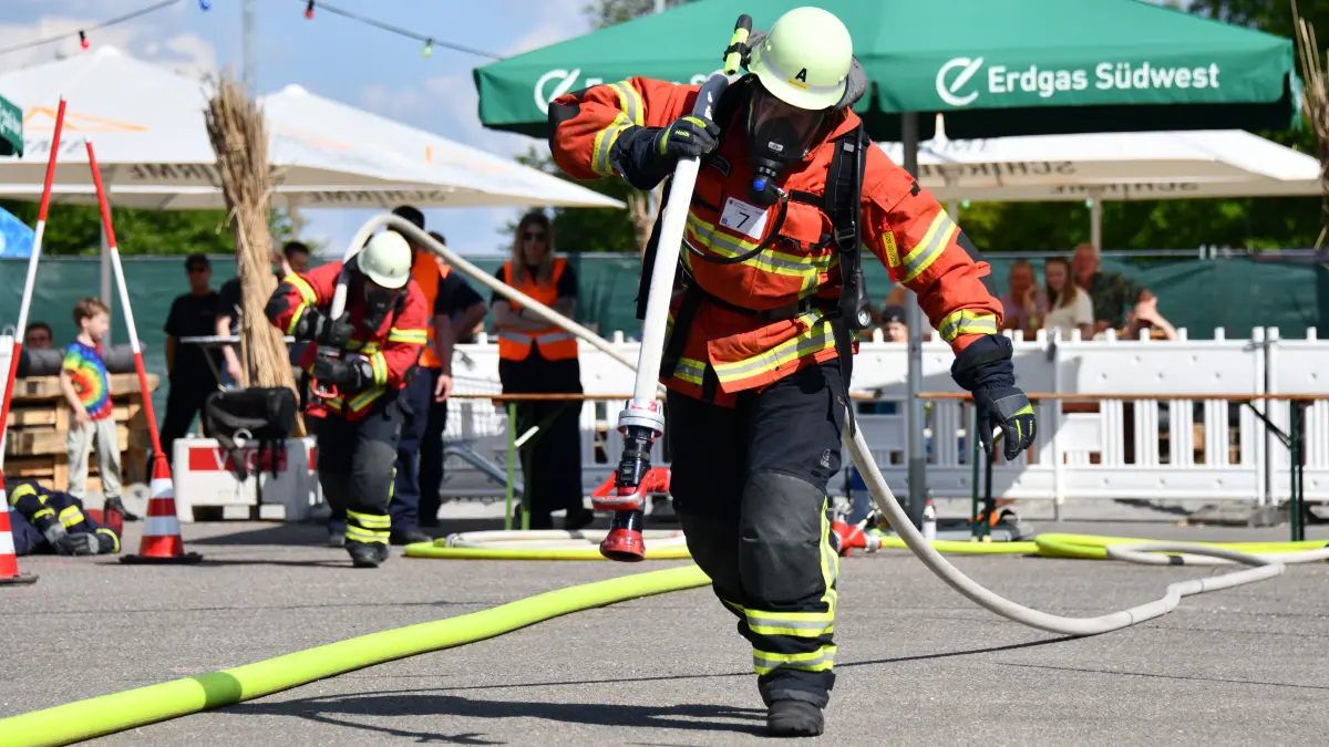 Bei der FireFit-Challenge waren Ausdauer, Kraft und Hitzeresistenz gefragt - denn in der Schutzkleidung wurde es bei sommerlichen Temperaturen schnell sehr warm.
