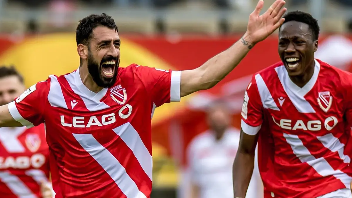 Energie Cottbus - SV Wehen Wiesbaden: 09.05.2026, Brandenburg, Cottbus: Fußball, Männer: 3. Liga, Energie Cottbus - SV Wehen Wiesbaden, 37. Spieltag, LEAG Energie Stadion. Tolga Cigerci (M, Energie Cottbus) jubelt nach seinem Treffer zum 2:1. Foto: Frank Hammerschmidt/dpa +++ dpa-Bildfunk +++