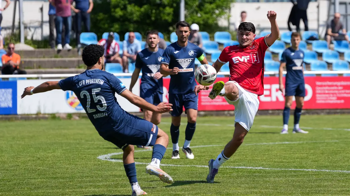 1. CfR Pforzheim vs. 1. Goeppinger SV, Fussball, Oberliga, 31. Spieltag, 2025/2026, 09.05.2026: Yasin Raouafi (1. CfR Pforzheim,#25) im Duell mit Oguzhan Kececi (1. Goeppinger SV,#18) ,
1. CfR Pforzheim vs. 1. Goeppinger SV, Fussball, Oberliga, 31. Spieltag, 2025/2026, 09.05.2026,
Foto: Eibner-Pressefoto/Daniele La Rocca