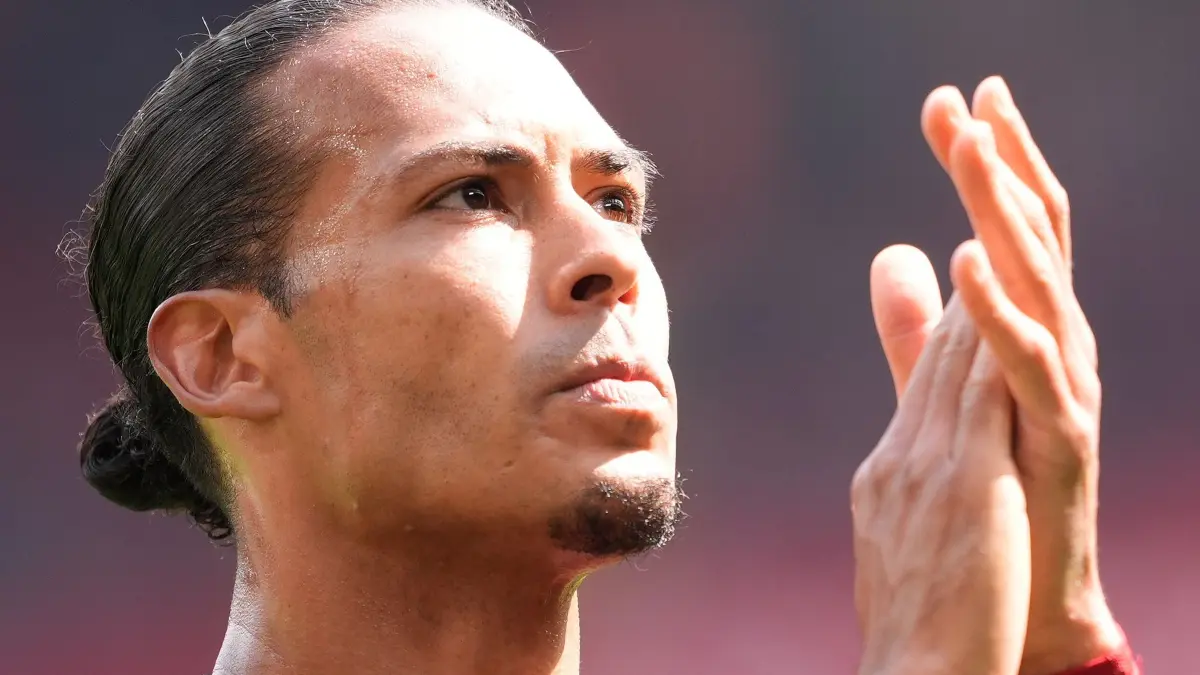 FC Liverpool - FC Chelsea: 09.05.2026, Großbritannien, Liverpool: Fußball, Männer: Premier League, England, FC Liverpool - FC Chelsea. Liverpools Virgil van Dijk applaudiert den Fans vor dem Premier-League-Spiel in Anfield. Foto: Peter Byrne/PA Wire/dpa +++ dpa-Bildfunk +++